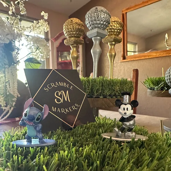 Golf-themed decor with character figurines